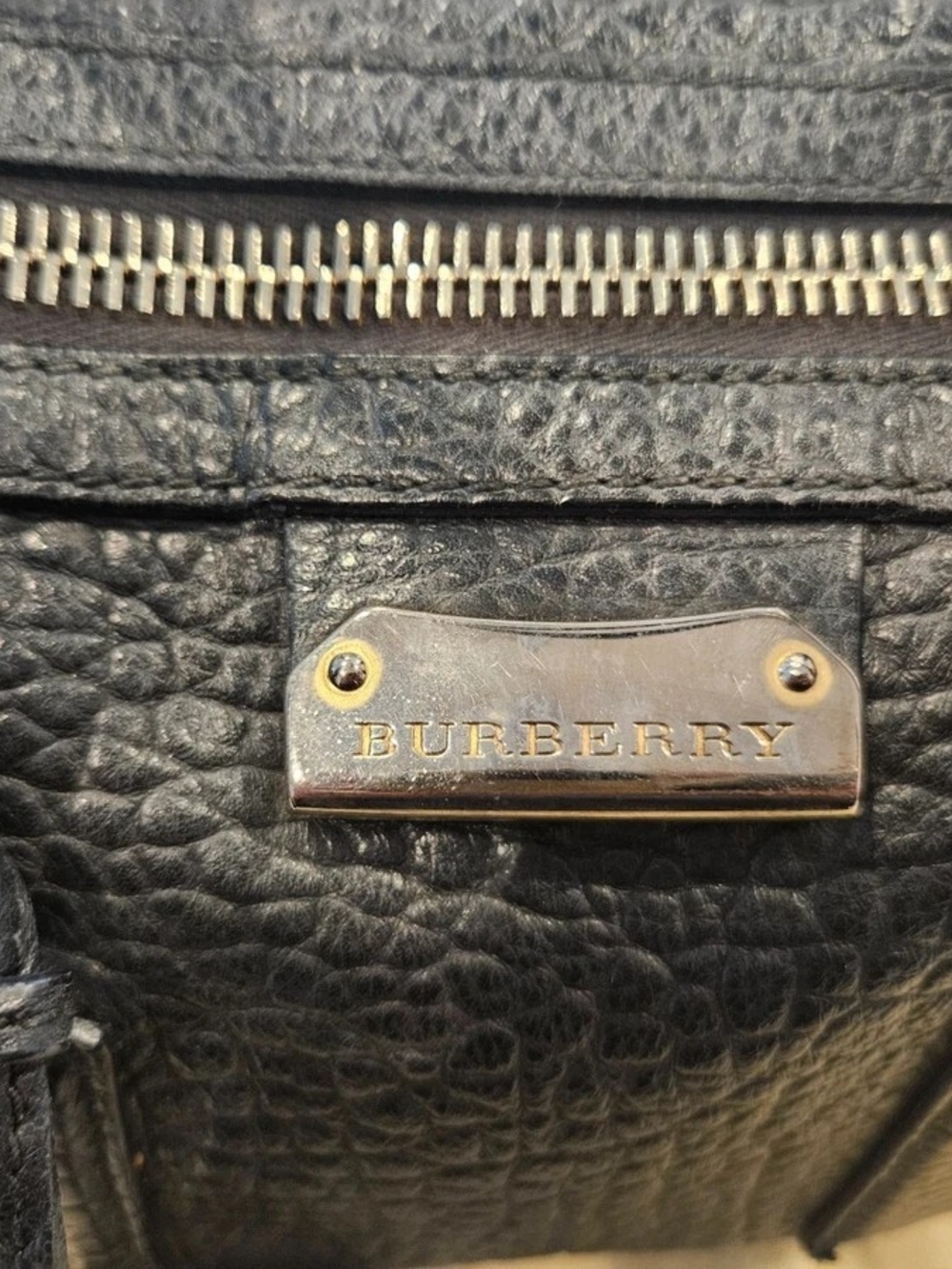 AUTHENTICATED Burberry Heritage Grain Leather Gladstone in Black - Picture 5 of 16